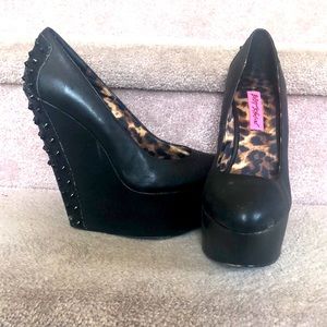 Betsey Johnson shoe,size 8.